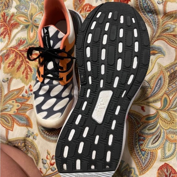 Adidas tennis shoes. Size 5 in perfect condition. Only worn once to work. - Picture 4 of 4